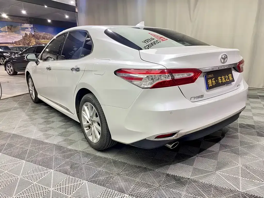 Toyota Camry — фото 6