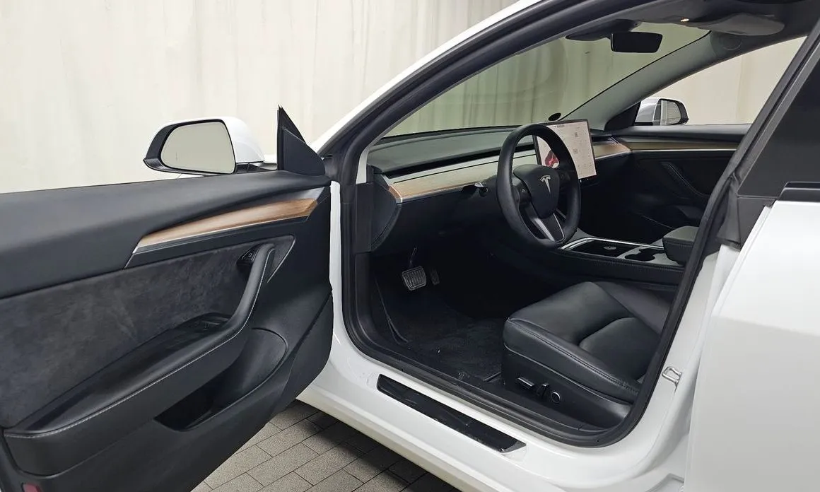 Tesla Model 3 — фото 10