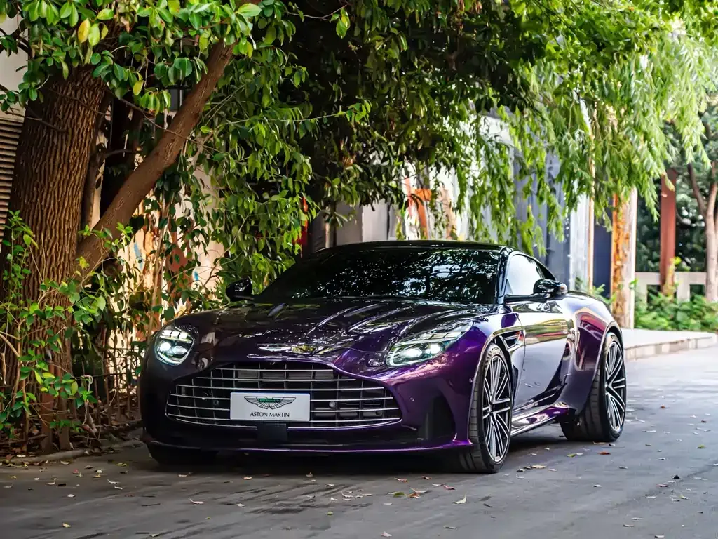 Aston Martin DB12 — фото 10