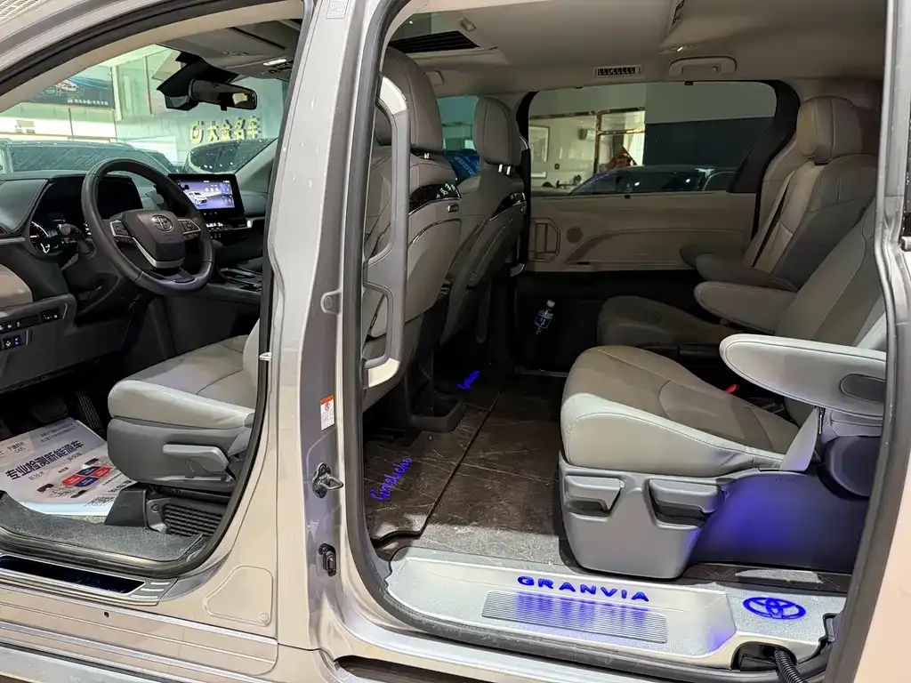 Toyota Granvia 2024 из CN, фото 4