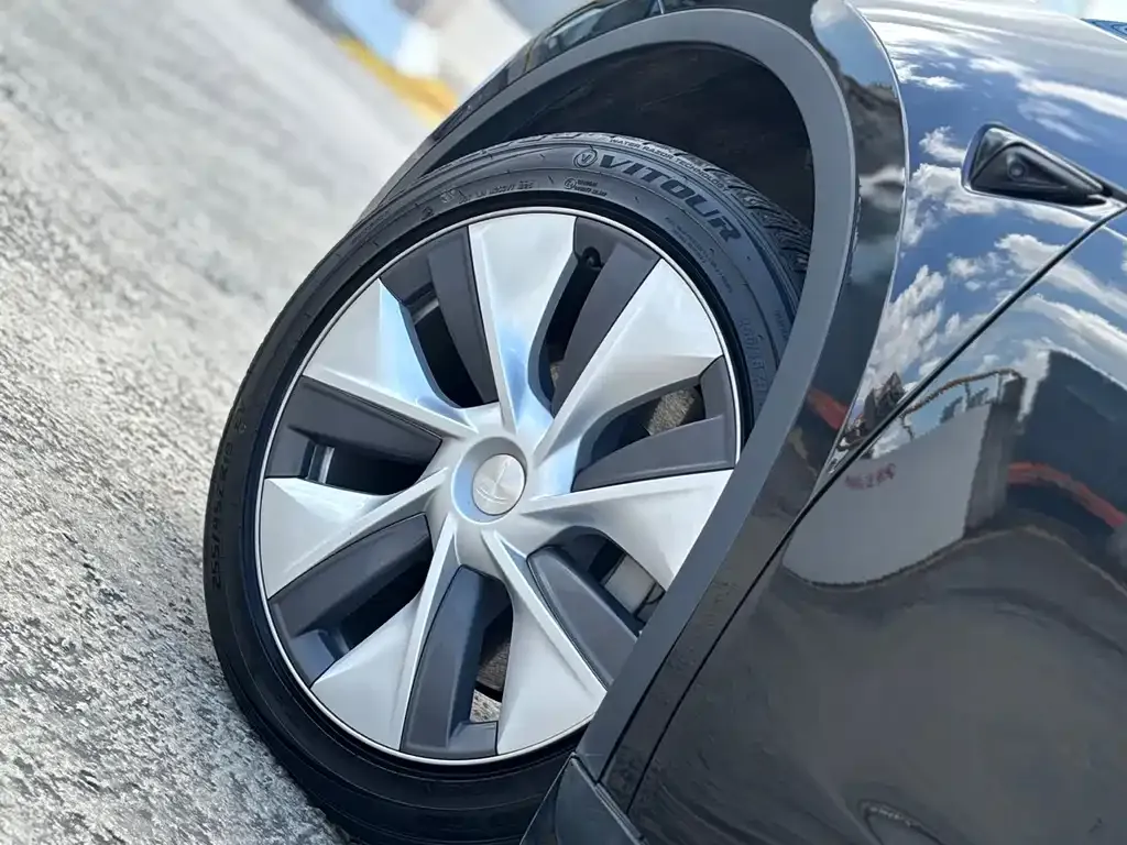 Tesla Model Y — фото 9
