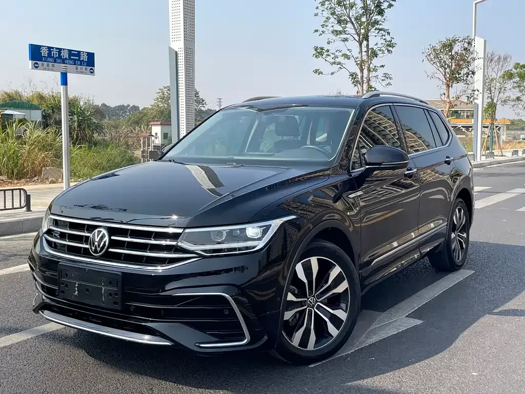 Volkswagen Tiguan L — фото 1
