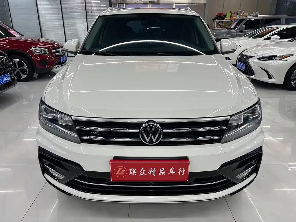 Volkswagen Tiguan L — фото 1