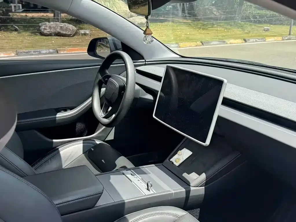 Tesla Model 3 — фото 4