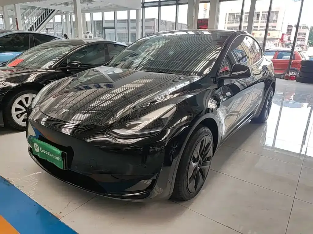 Tesla Model Y — фото 1