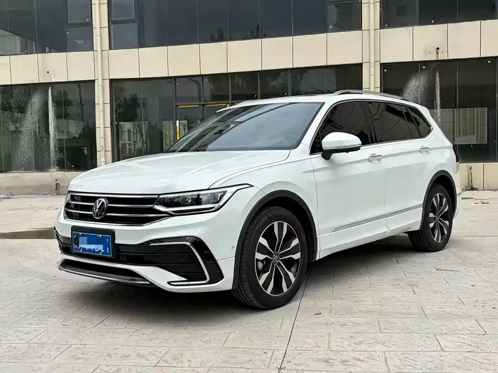 Volkswagen Tiguan L — фото 1