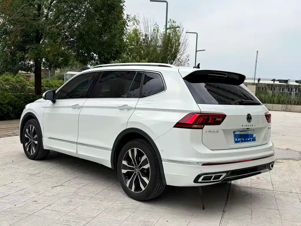 Volkswagen Tiguan L — фото 10