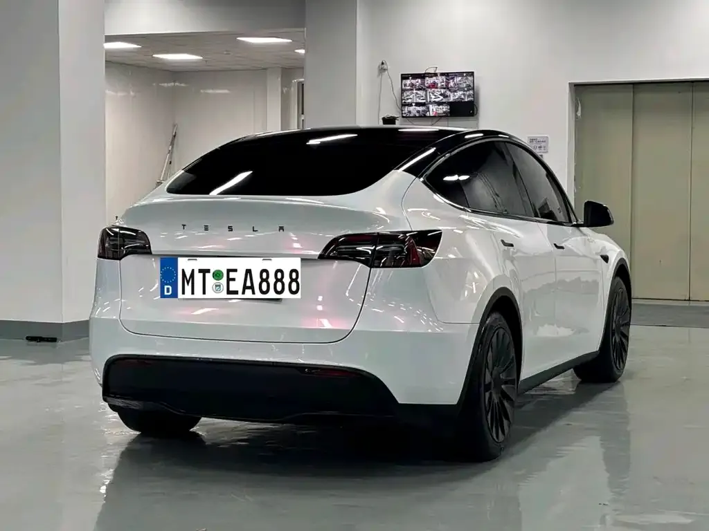 Tesla Model Y — фото 10