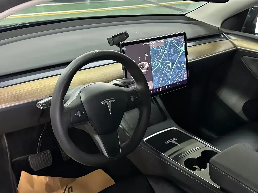 Tesla Model Y — фото 8