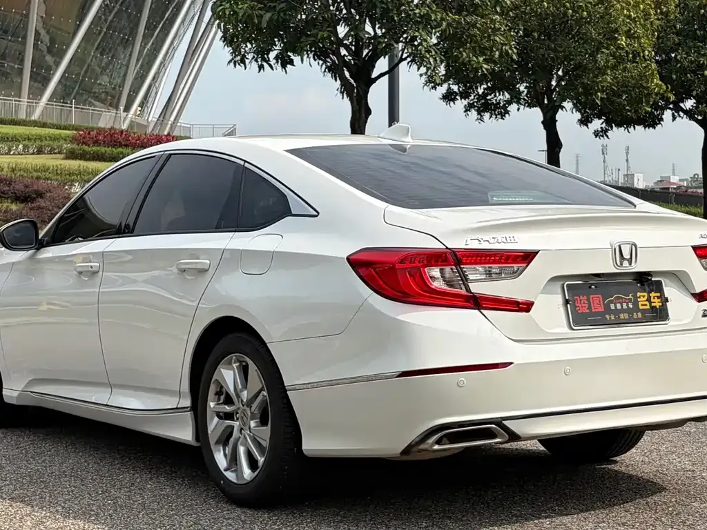 Honda Accord — фото 10