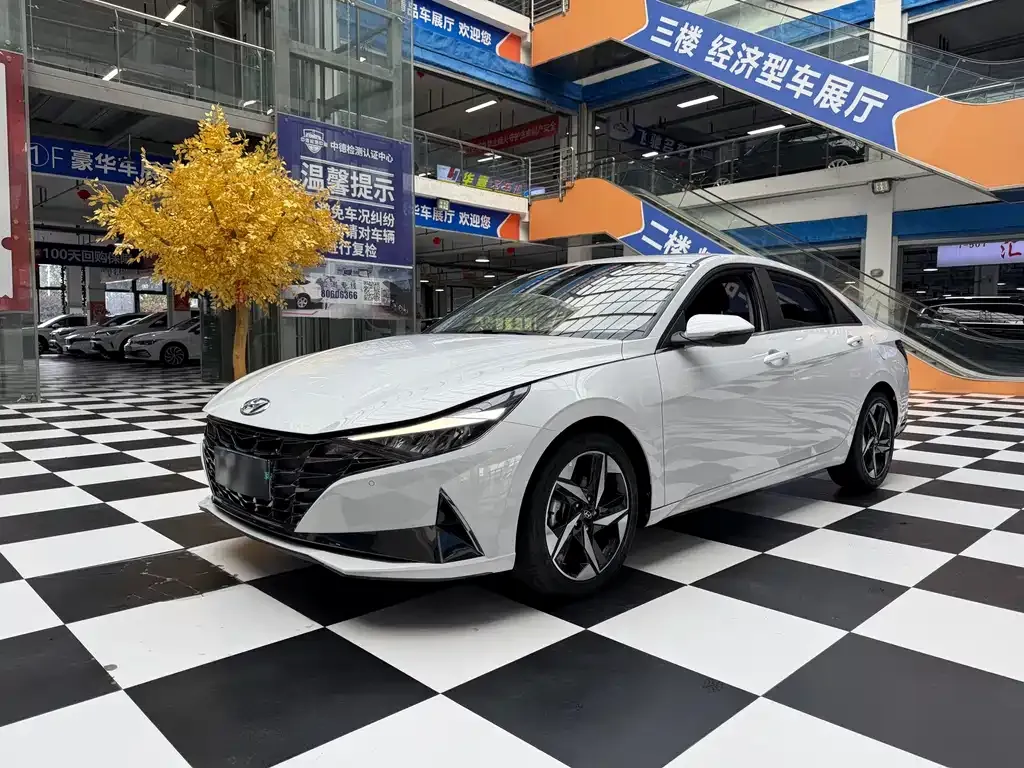 Hyundai Elantra — фото 1