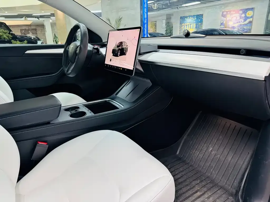 Tesla Model Y — фото 8
