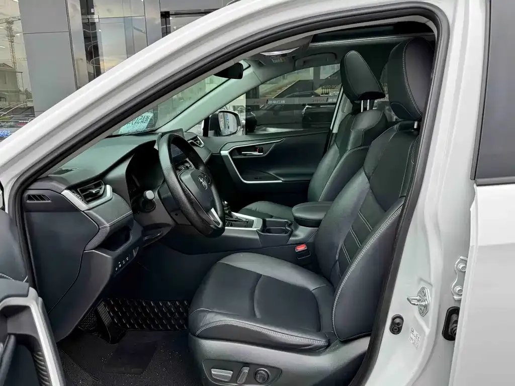 Toyota RAV4 — фото 2