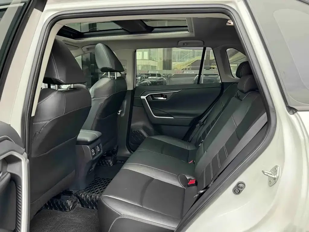 Toyota RAV4 — фото 3