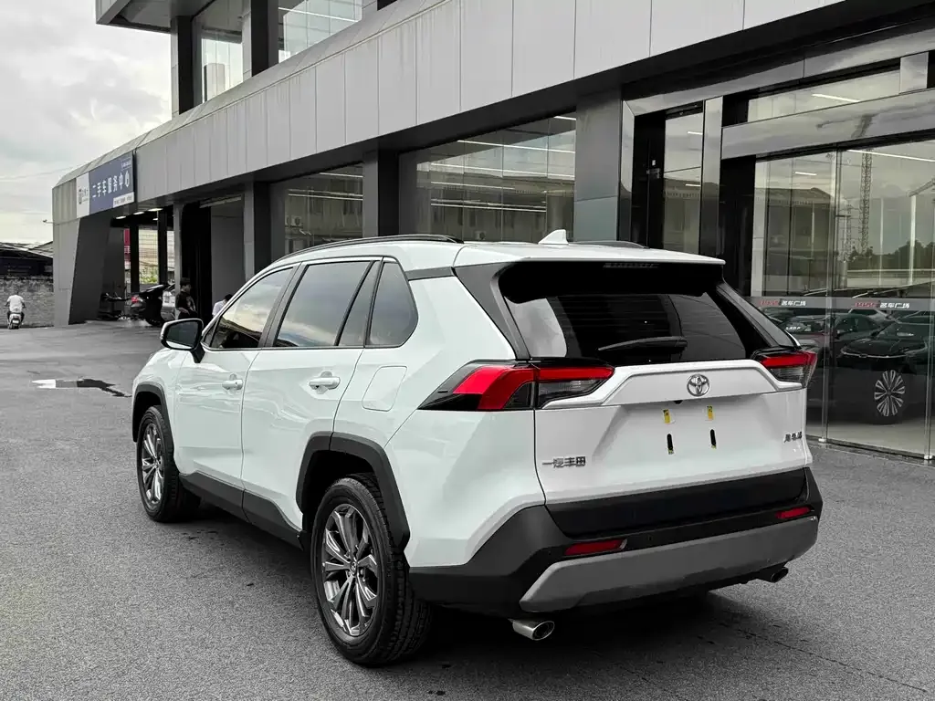 Toyota RAV4 — фото 7