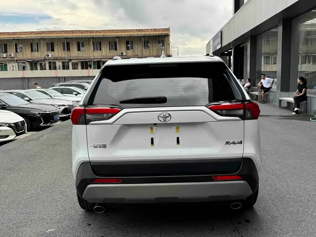 Toyota RAV4 — фото 4