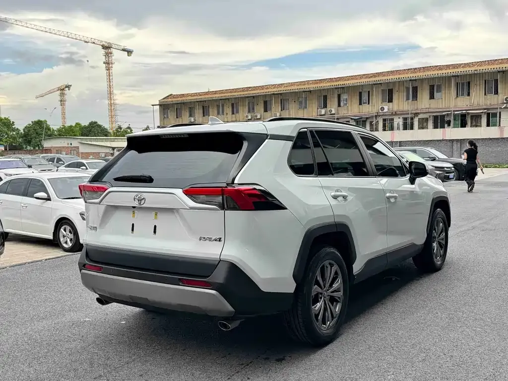 Toyota RAV4 — фото 5
