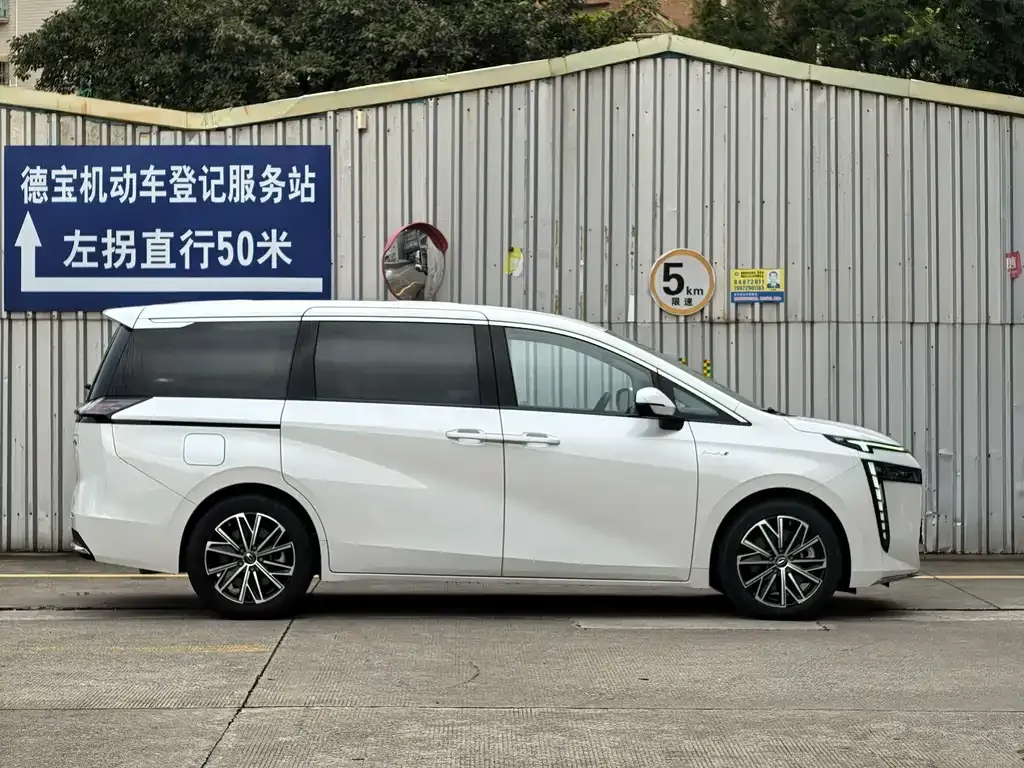 GAC Motor 传祺E8 PHEV — фото 10
