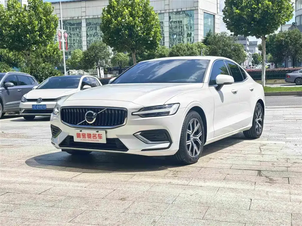 Volvo S60 — фото 1