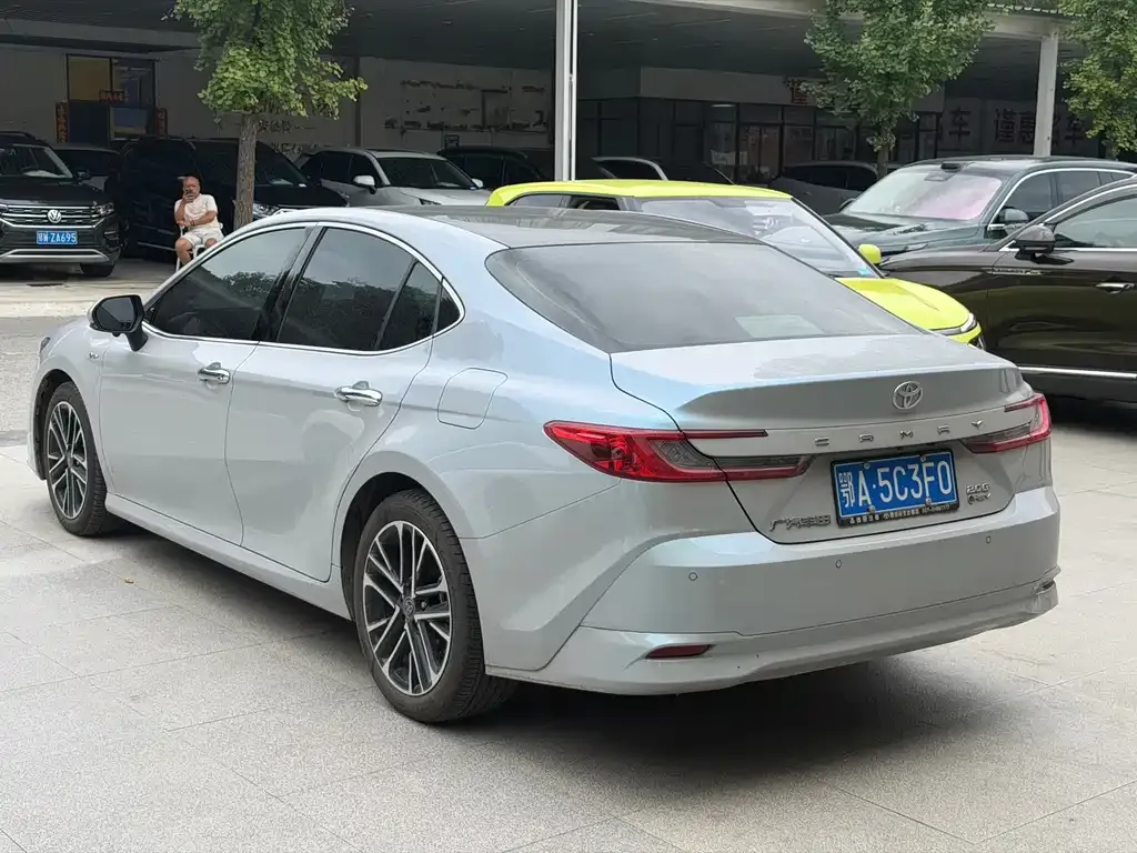 Toyota Camry — фото 9