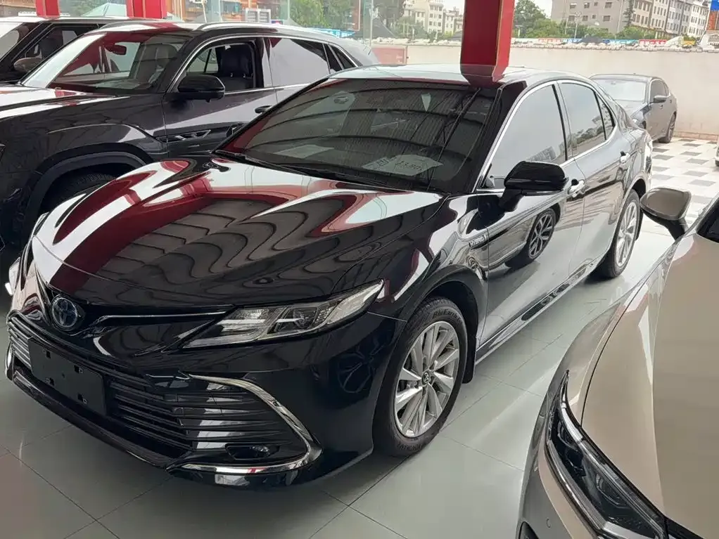 Toyota Camry — фото 1