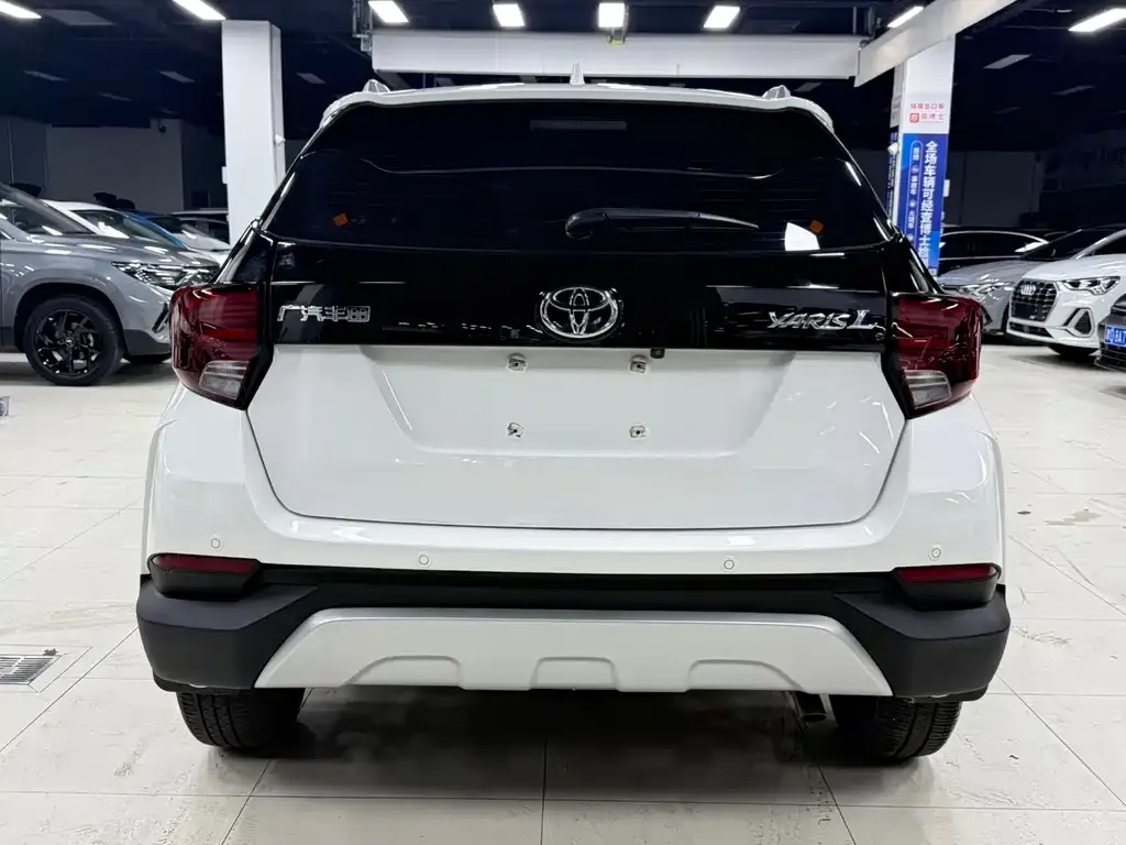 Toyota Yaris L — фото 7