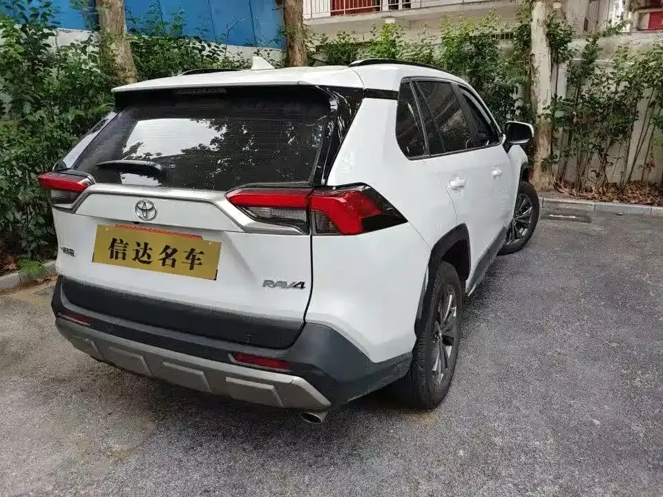 Toyota RAV4 — фото 7