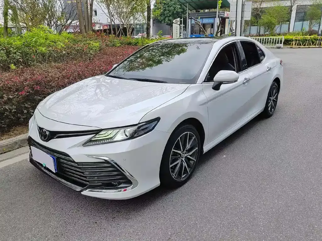 Toyota Camry — фото 1