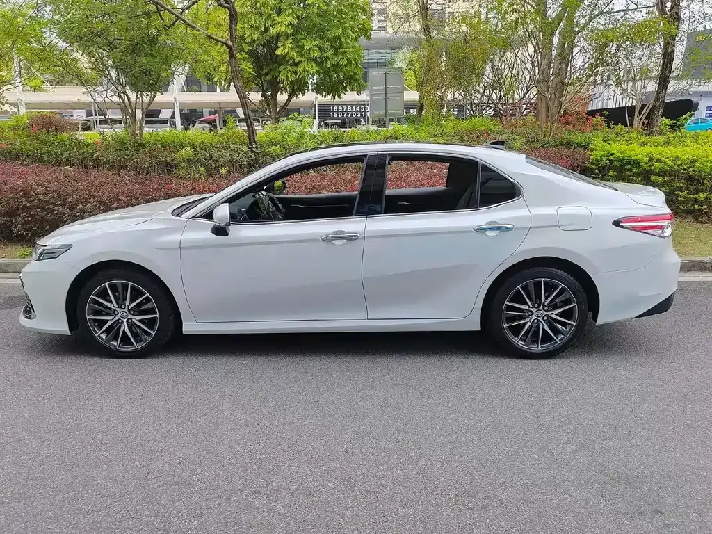 Toyota Camry — фото 8