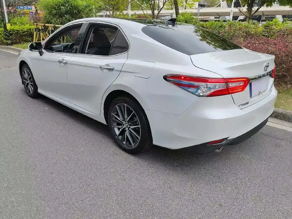 Toyota Camry — фото 7