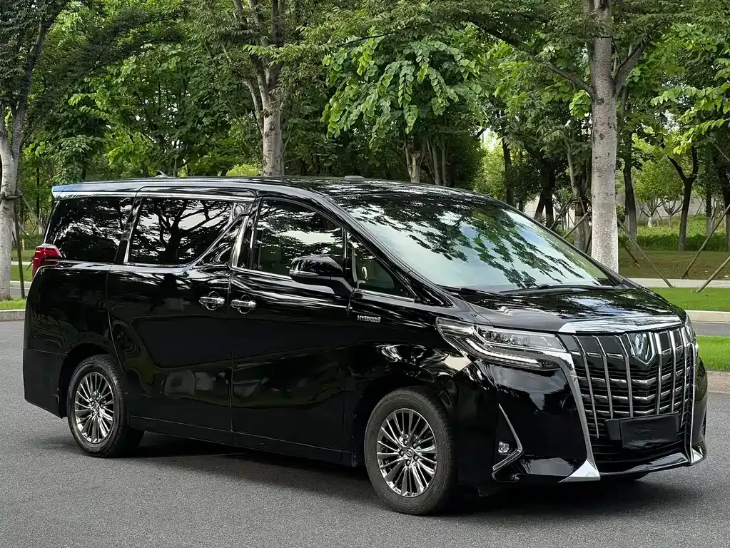 Toyota Alphard — фото 1