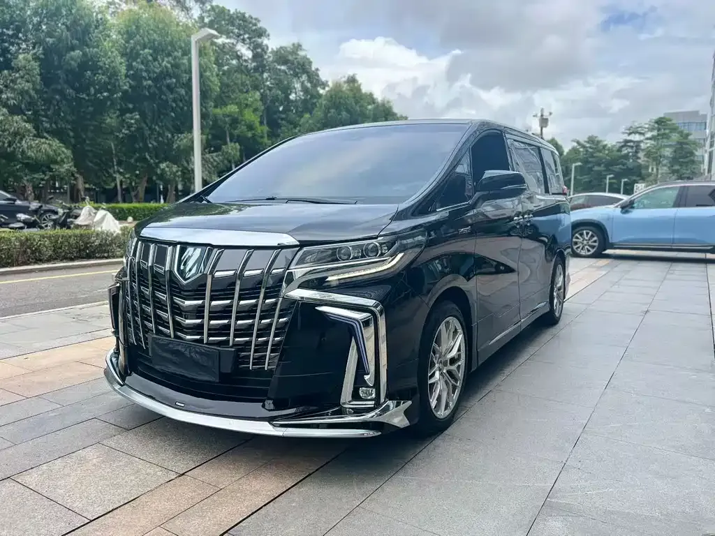 Toyota Alphard — фото 1