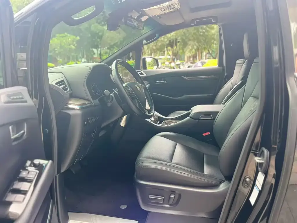 Toyota Alphard — фото 2