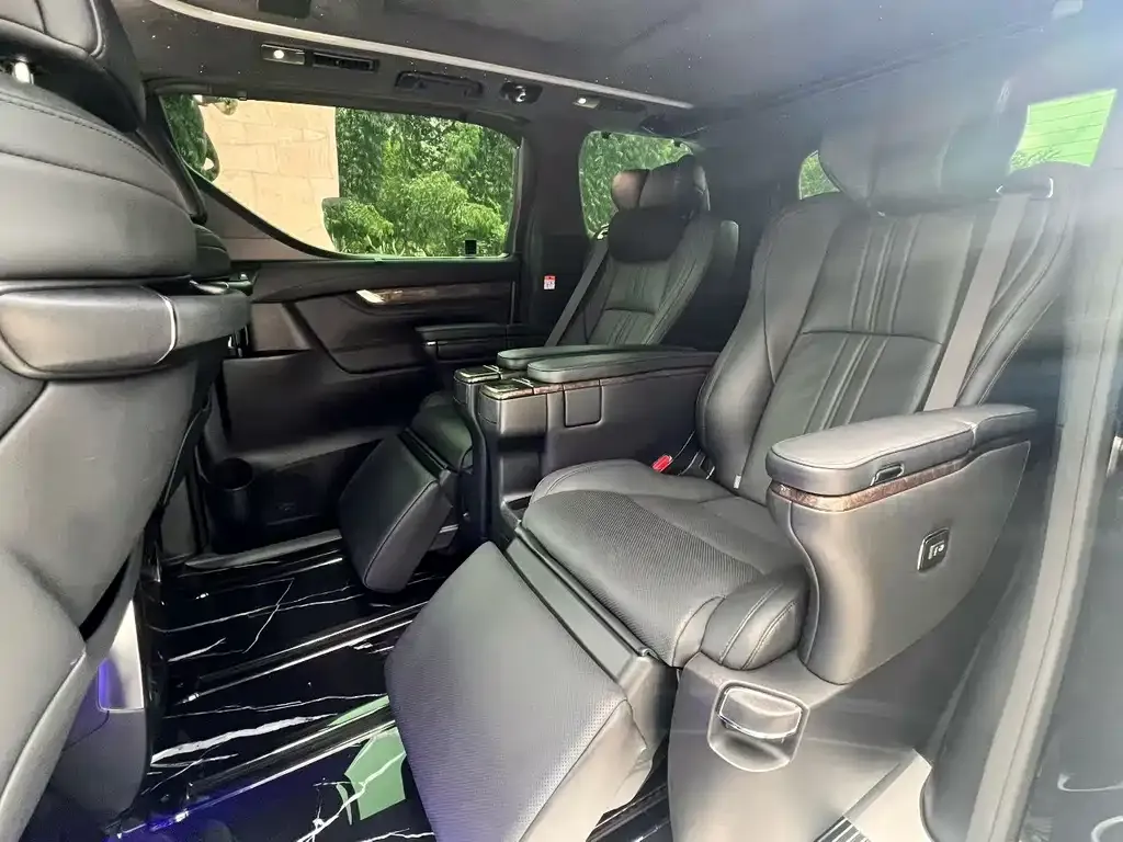 Toyota Alphard — фото 4