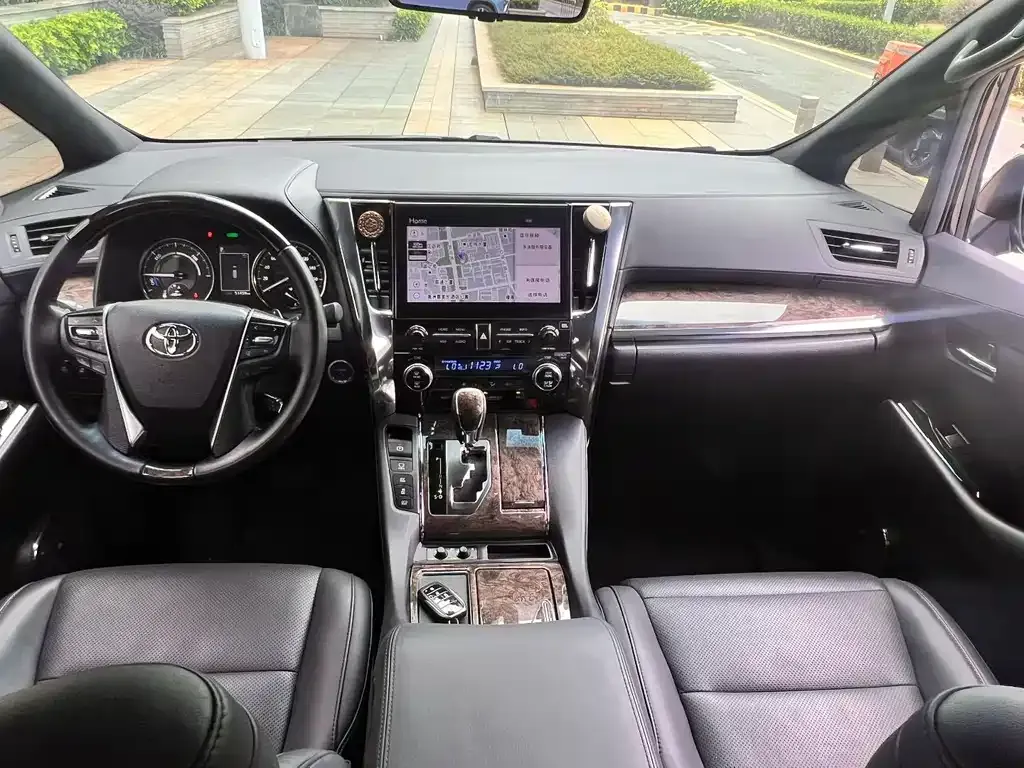 Toyota Alphard — фото 3