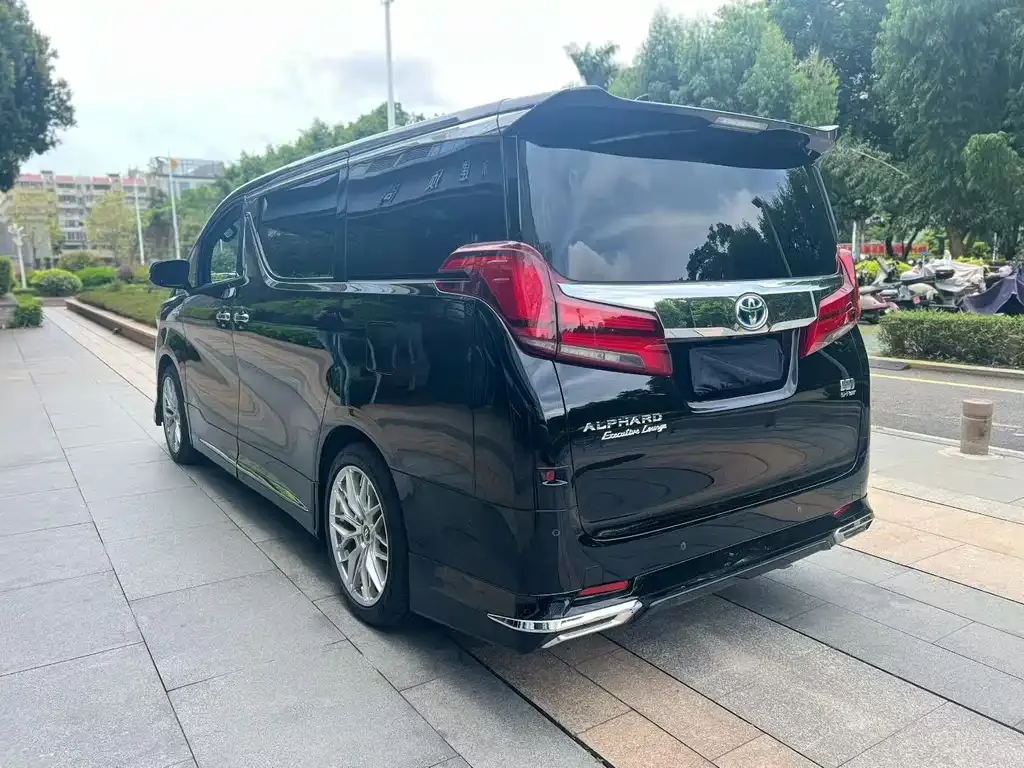 Toyota Alphard — фото 5