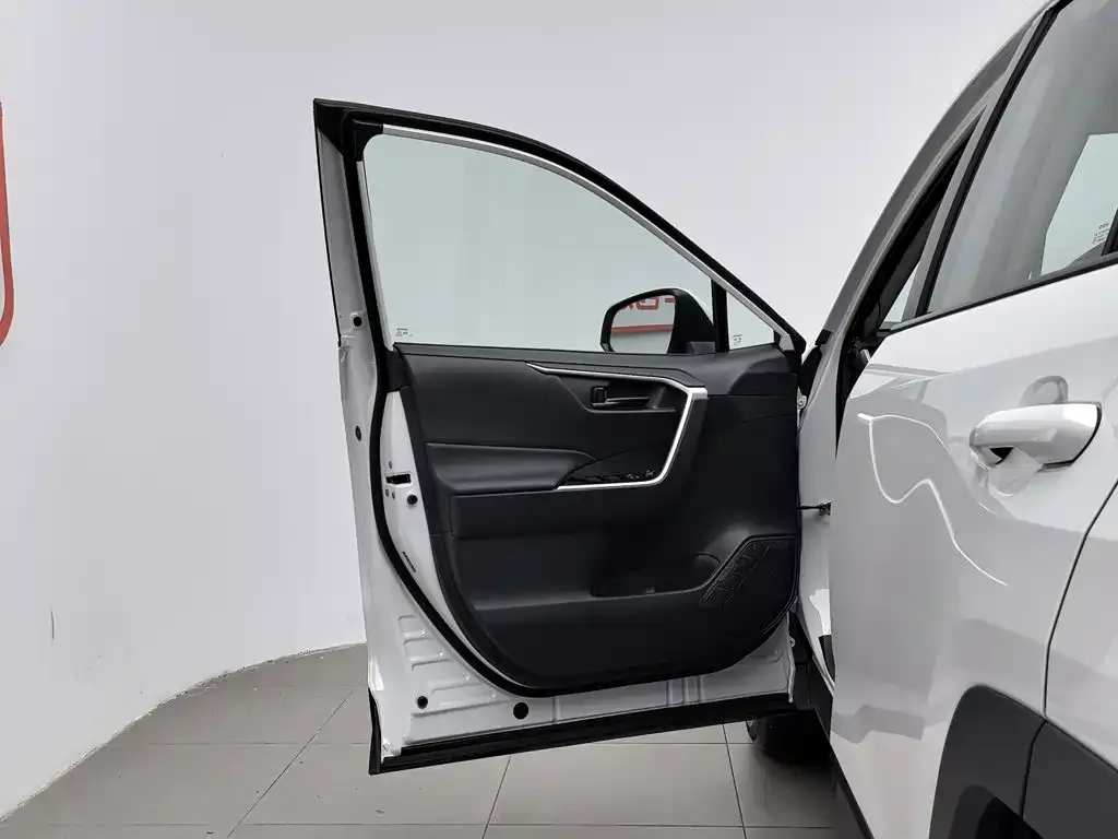 Toyota RAV4 — фото 5