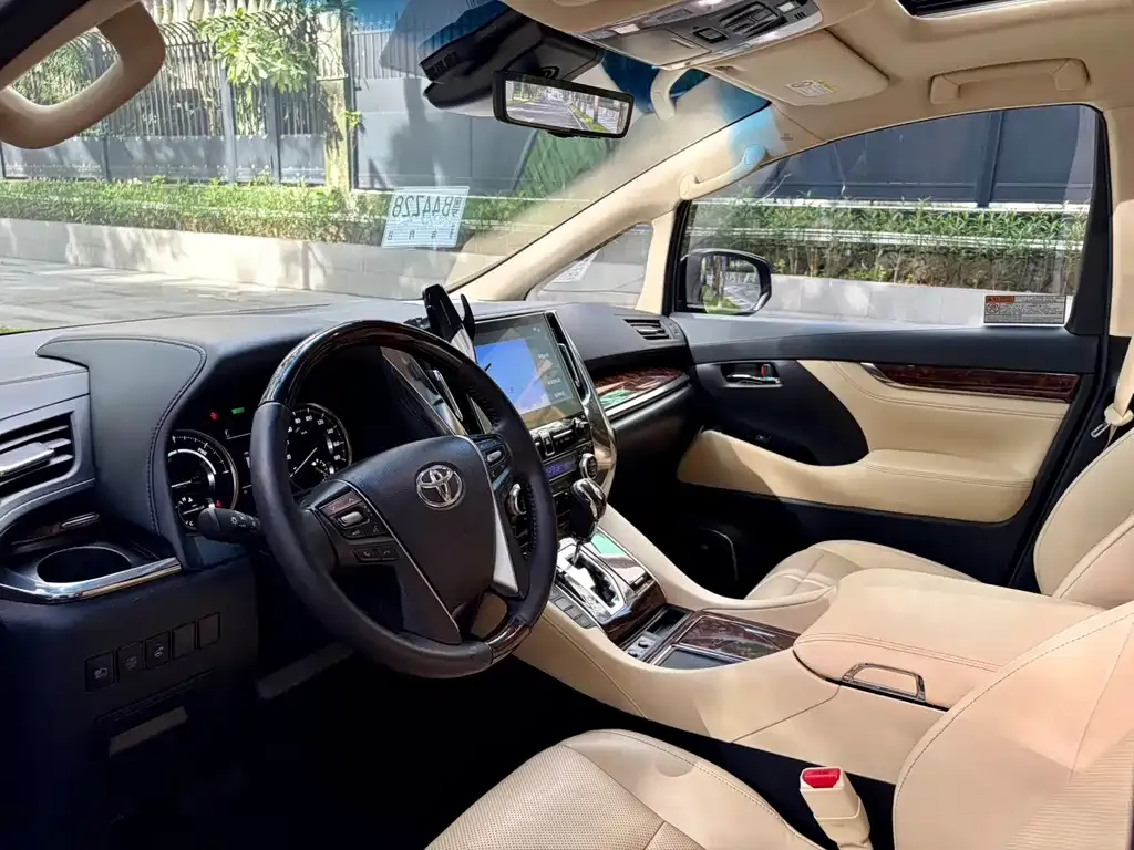 Toyota Alphard — фото 2