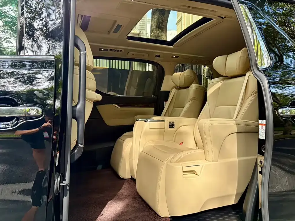 Toyota Alphard — фото 4