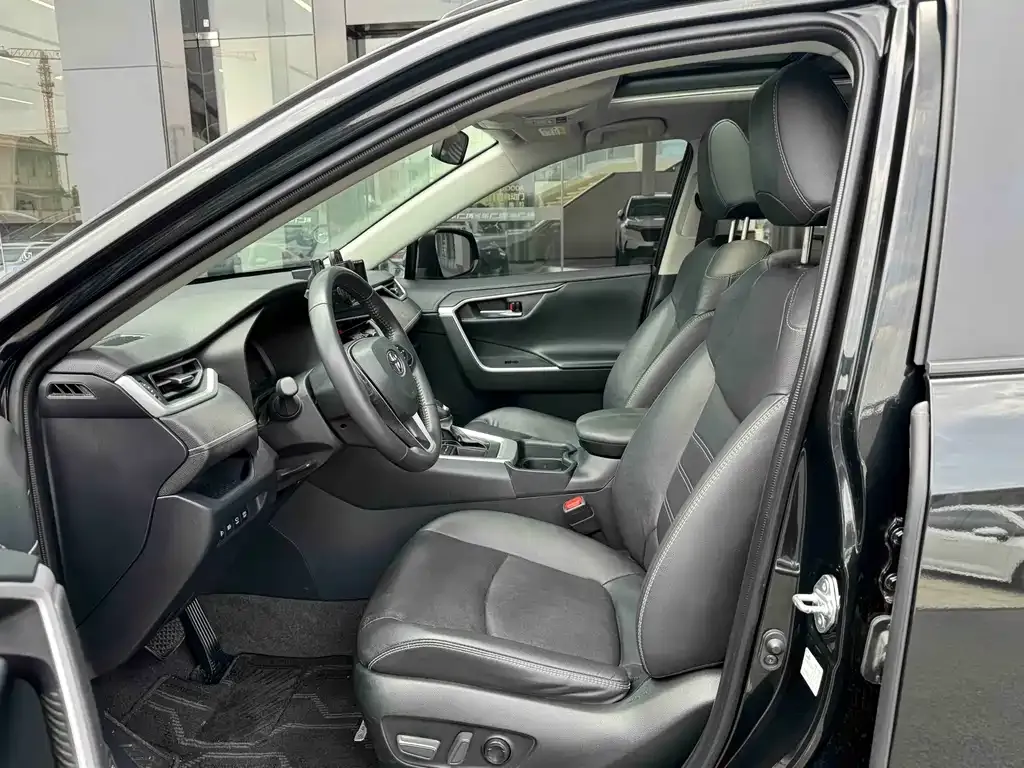 Toyota RAV4 — фото 2