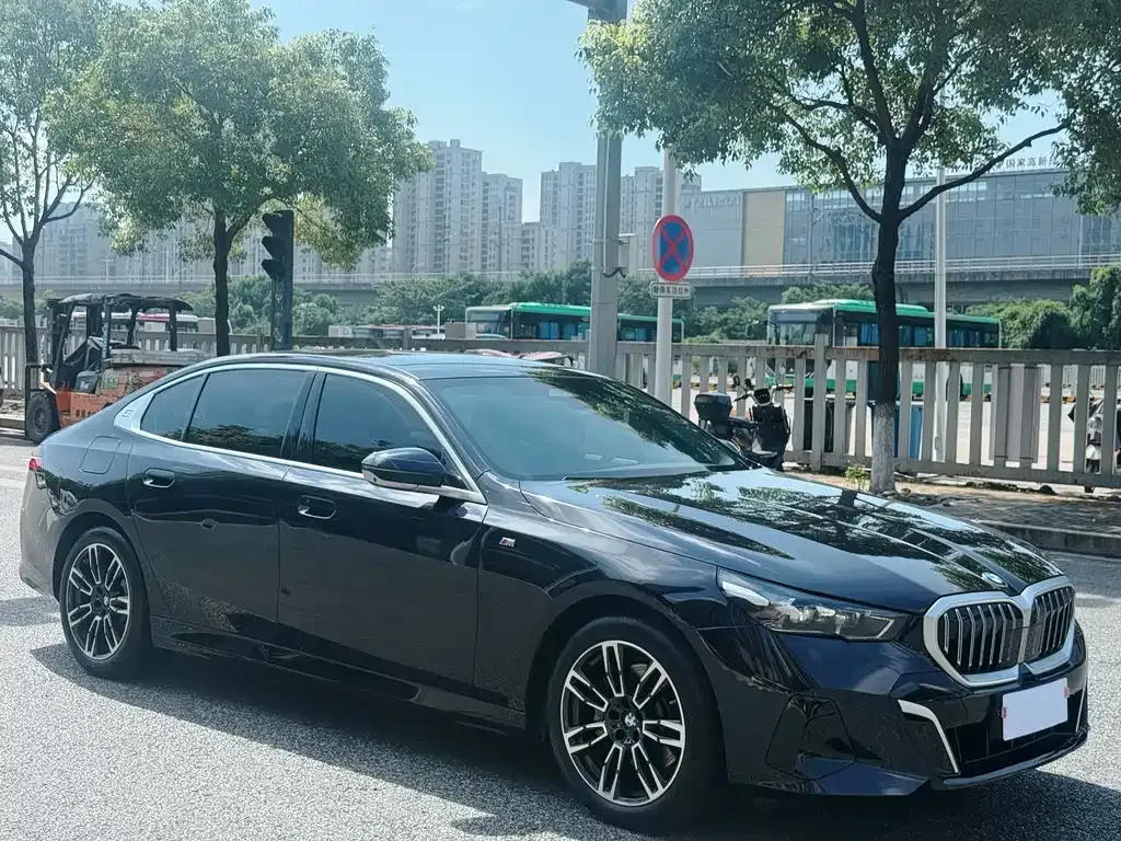 BMW 5 Series — фото 1