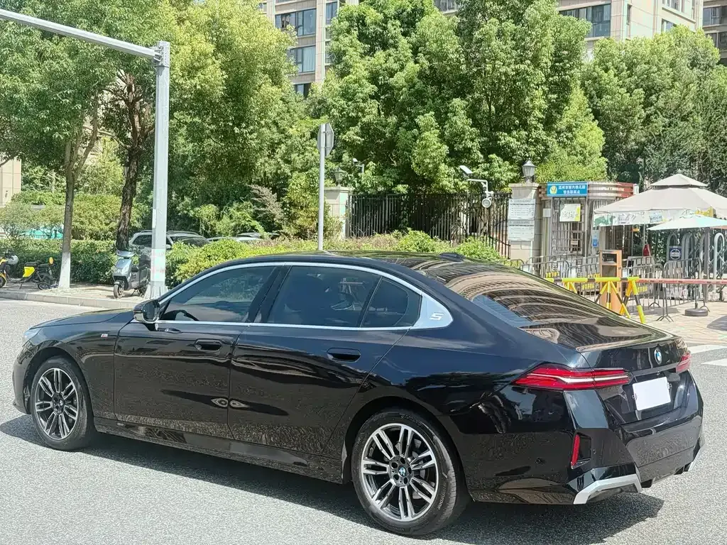 BMW 5 Series — фото 10