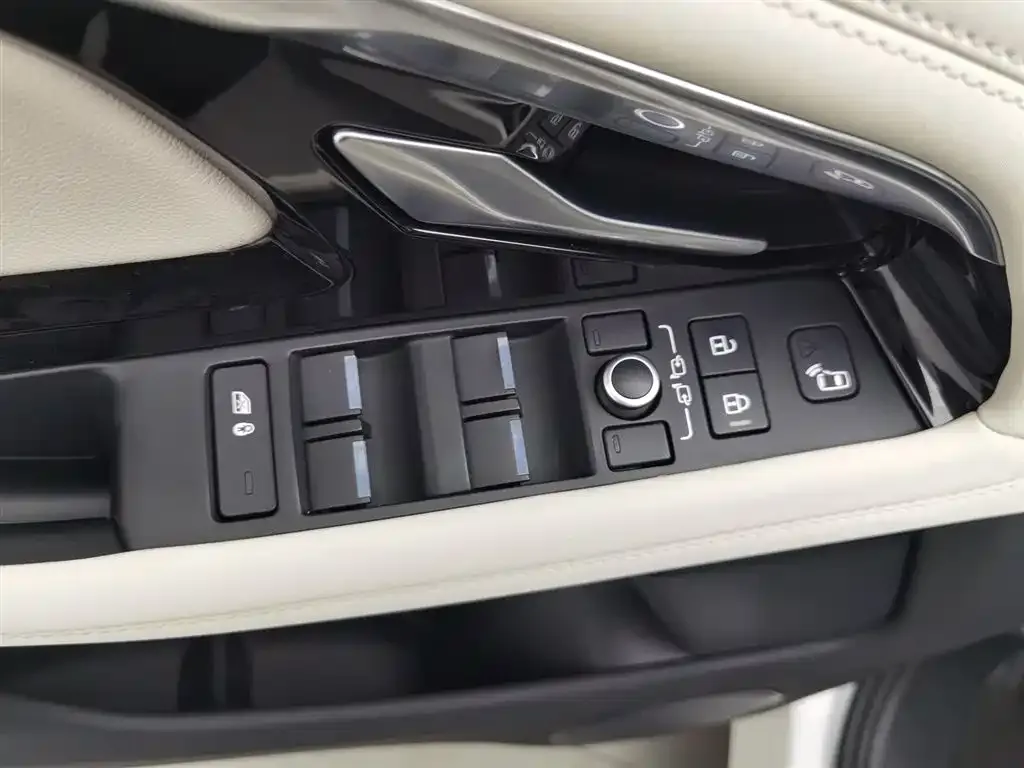 Land Rover Evoque PHEV — фото 10