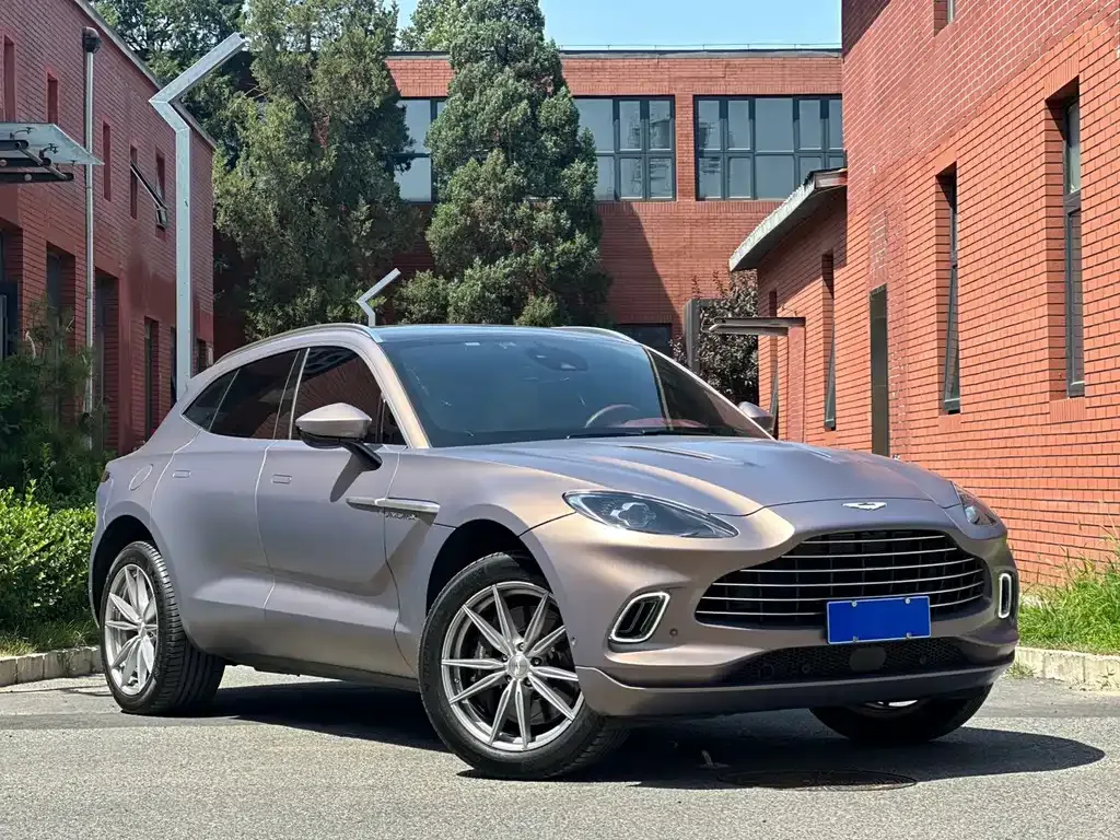 Aston Martin DBX — фото 1