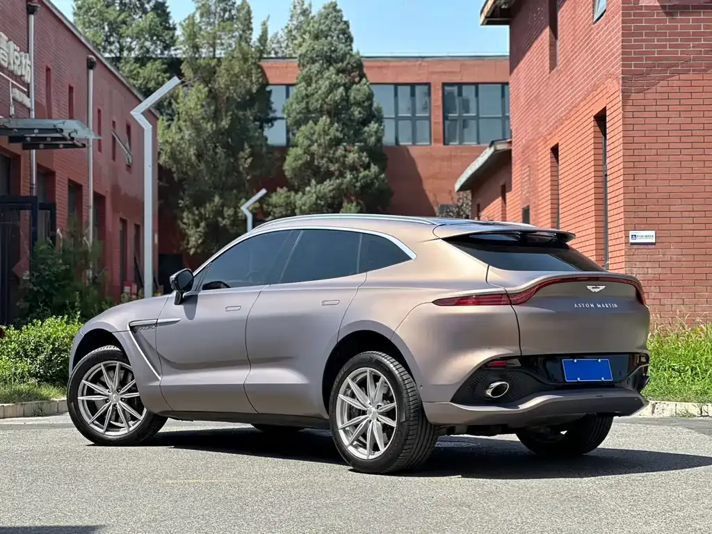 Aston Martin DBX — фото 6