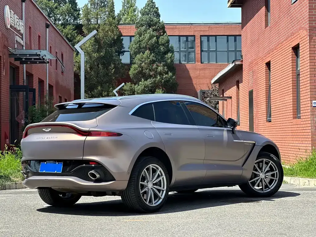 Aston Martin DBX — фото 8