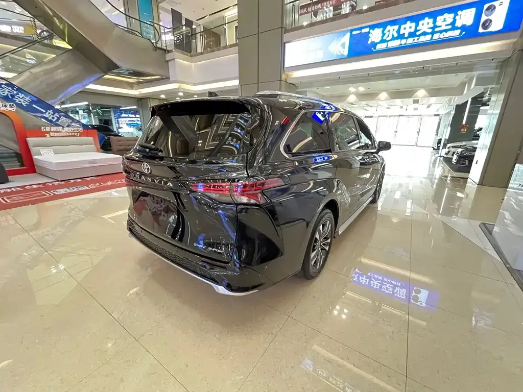 Toyota Granvia — фото 2