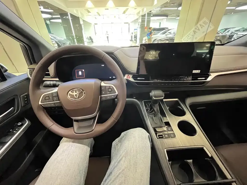 Toyota Granvia — фото 4
