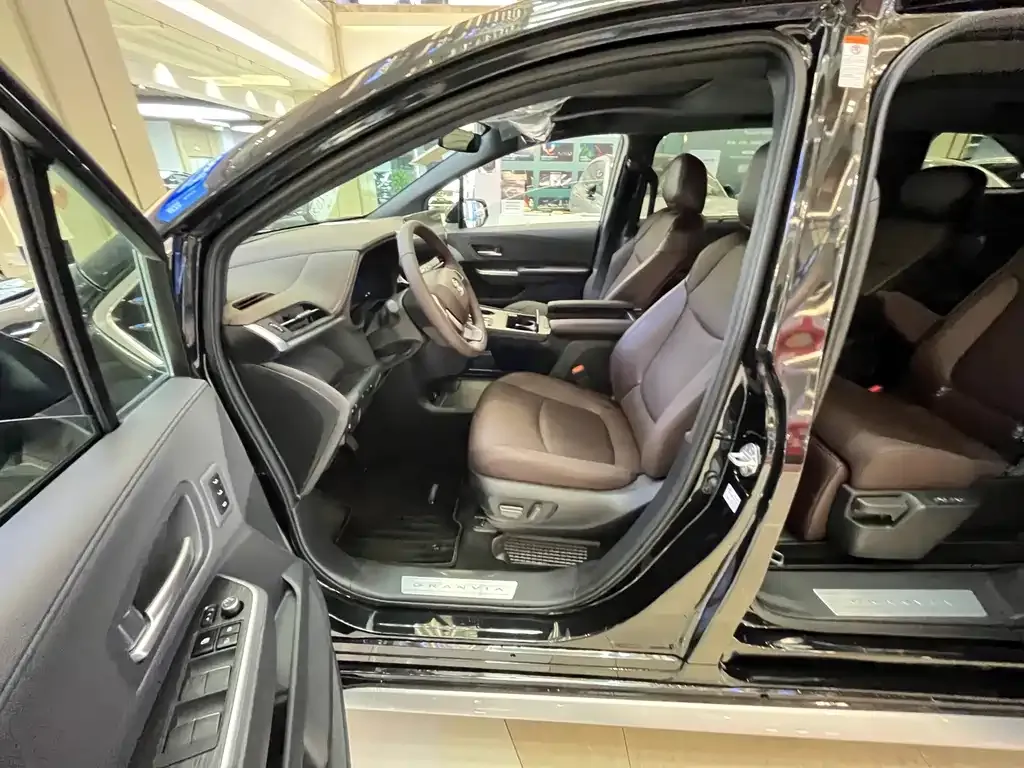 Toyota Granvia — фото 6