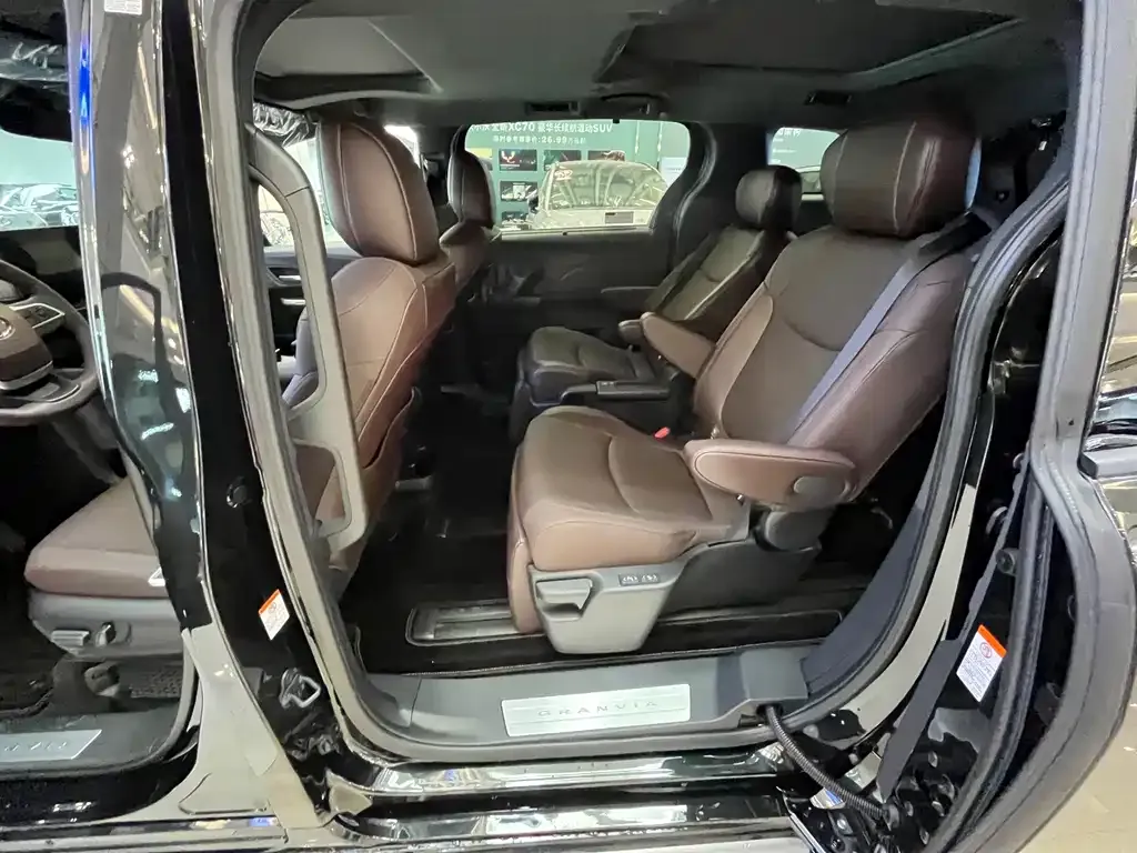 Toyota Granvia — фото 9